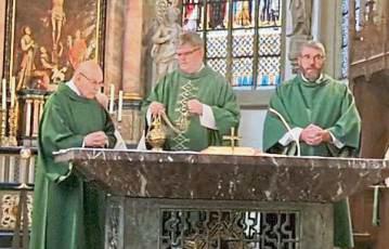In einem Hochamt feierte Diakon emeritus Wilhelm M. Schneider (l.) sein Goldenes Weihejubiläum.