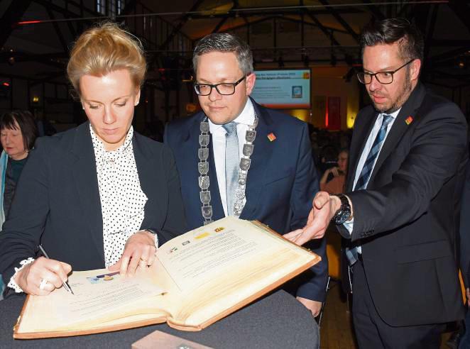 Bei feierlichen Anlässen – zum Beispiel, wenn sich eine Ministerin in das Goldene Buch der Stadt einträgt – ist die Amtskette für den Bürgermeister Pflicht. Archivfoto: Giannakis