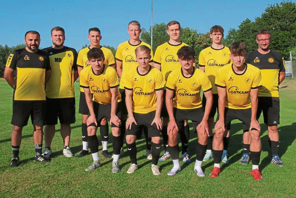 Der Trainerstab des SuS Bad Westernkotten begrüßte bei der ersten Trainingseinheit auch die Neuzugänge in Reihen des Landesligisten vom Zehnthof: (h.v.l.) Cevahir Evin (Co-Trainer), Maurice Brock (Trainerstab), Lukas Braun, Henning Klebolte, Erik Göppert, Cedric Mast, Christian Nolte (Trainer); (v.v.l.) Leandro Brandenburg, Casper Brune, Yannik Krause und Leon Berendes. Foto: Wiegand