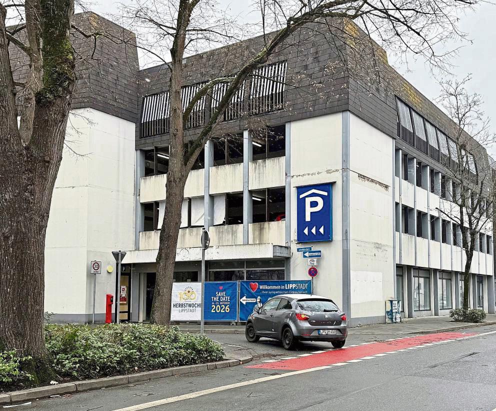 Spieglein, Spieglein an der Wand: Auf einen Schönheitspreis sollte das Woldemei-Parkhaus in seinem derzeitigen Zustand nicht spekulieren. Foto: Ursula Vielberg