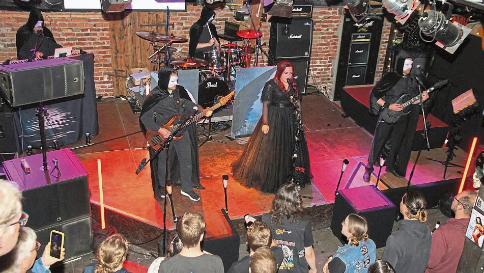 Die Nightwings aus Salzkotten begeisterten bei ihren vier Auftritten in der Rockscheune Verne die rund 250 Besucher mit ihrer Show „Echoes of the Night“. Foto: Büttner