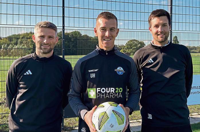 Erinnerungsfoto mit Ex-Profi: Lukas Althoff (l.) und Stephan Engeln (r.) erwarben mit Uwe Hünemeier (M.) die B-Lizenz.