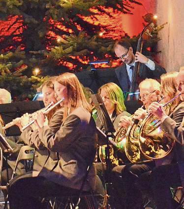 Die Stadtkapelle musizierte vom Altarraum aus.