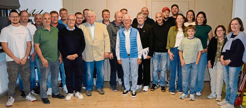 Für ihre langjährige Treue zum Verein wurden zahlreiche Mitglieder des SuS Oestereiden bei der Generalversammlung ausgezeichnet.