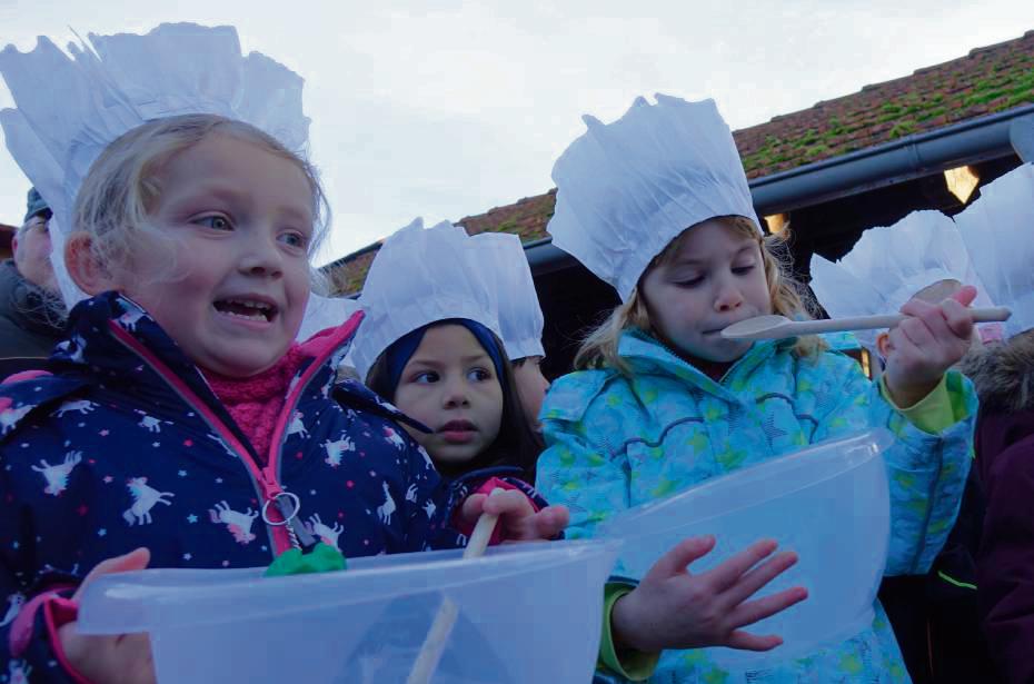 Die Kinder der Kita St. Josef traten auf der Bühne im Handwerkerdorf als kleine Weihnachtsbäcker auf und lockten gesanglich den Nikolaus zur Stadtmauer. Fotos: Kloer