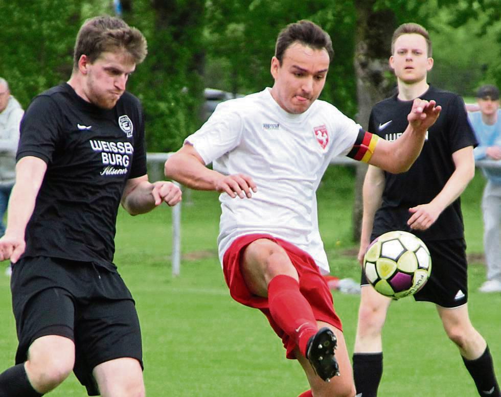 Für Jonas Hempfling (in Weiß) und Schlusslicht Westfalia Erwitte gehen die A-Liga-Lichter nach der 2:6-Klatsche in Esbeck langsam aus. Foto: Heinke