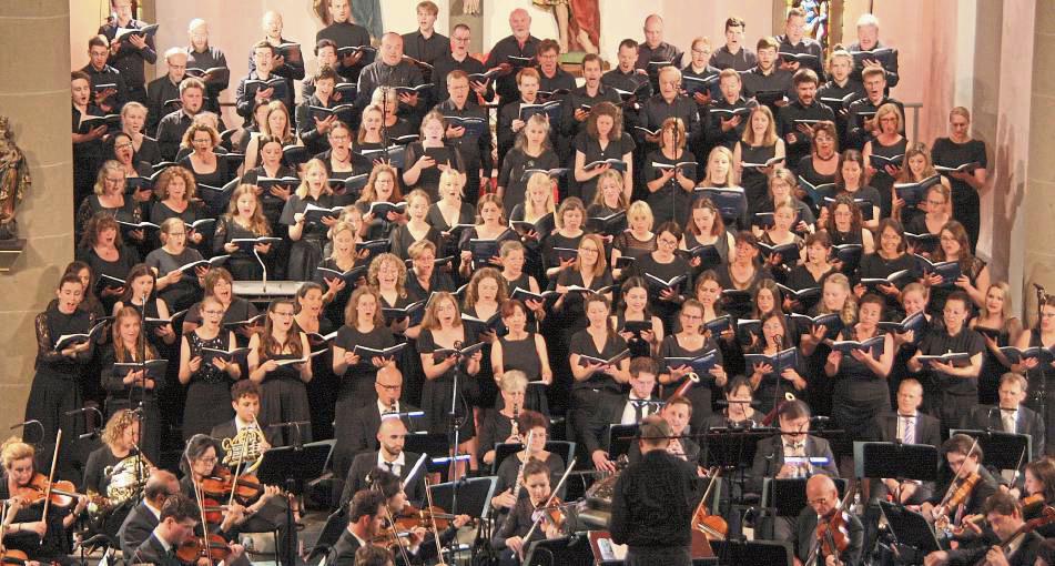 Ein beeindruckendes Ensemble aus 160 Sängerinnen, Sängern und Instrumentalisten kam in der Cyriakuskirche zusammen. Fotos: H. Wissing