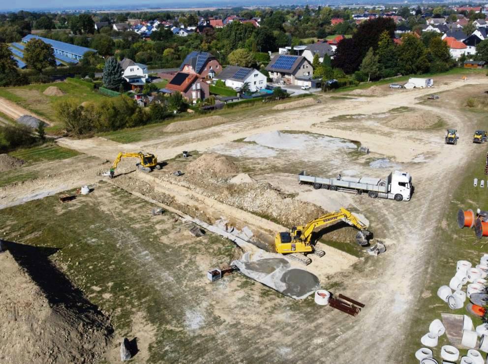 Wohnraum schaffen – das tut die Gemeinde Anröchte derzeit schon im Baugebiet „Am Bürgerwald“. Beim Bau-Turbo will sich die Haargemeinde aber noch zurückhalten. Archivfoto: Bernd Eickhoff