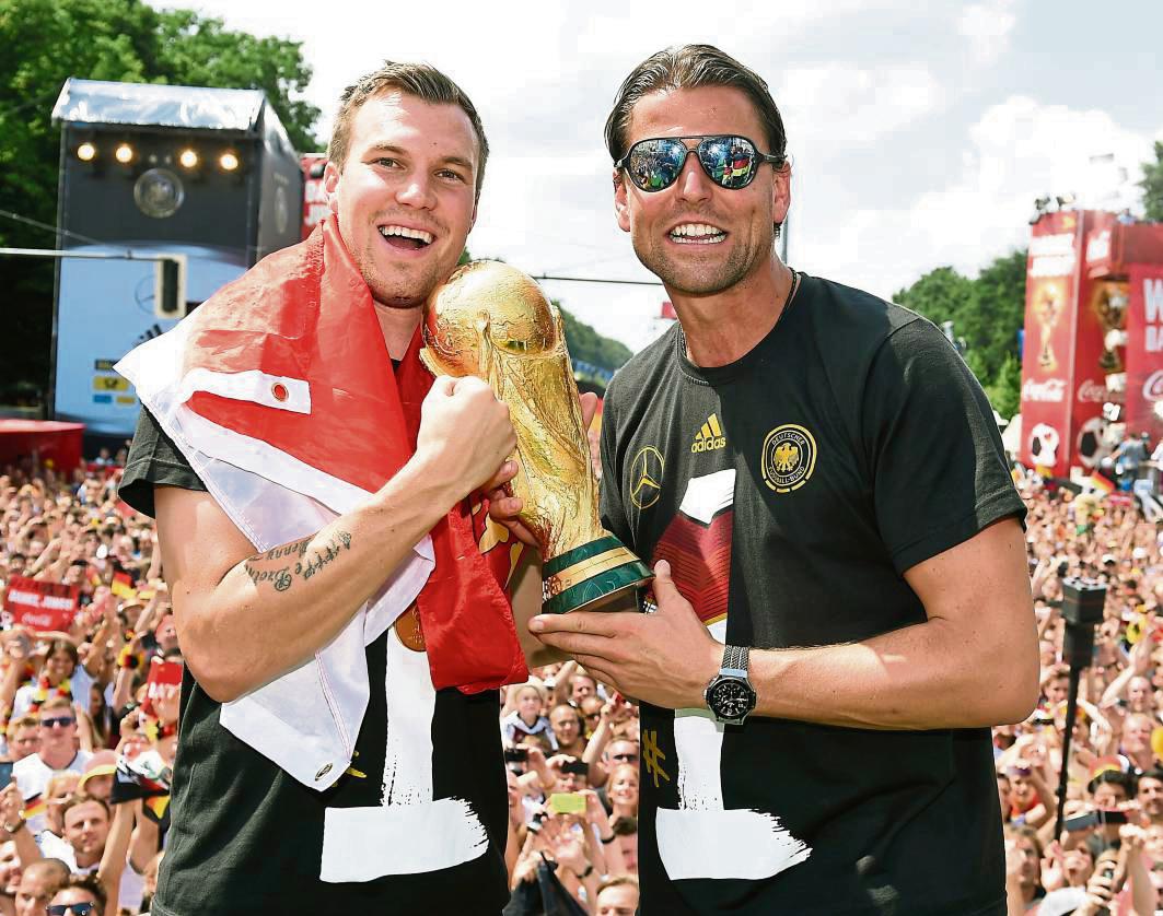 Gemeinsam mit Torhüter Roman Weidenfeller gewann Kevin Großkreutz (l.) 2014 mit der deutschen Fußballnationalmannschaft den WM-Pokal in Brasilien. Am 8. Dezember fungiert der Ex-BVB-Profi als „Losfee“ beim Sparkassen Masters. Großkreutz bringt mit Sebastian Tyrala einen weiteren Ex-Borussen mit nach Bad Sassendorf. Foto: DPA