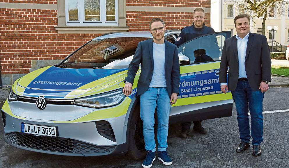 Ordnungsamtsleiter Thorsten Schmidt, Außendienstmitarbeiter Jannik Rüberg und Bürgermeister Arne Moritz (v.l.) mit dem neuen Einsatzfahrzeug des Ordnungsamtes.