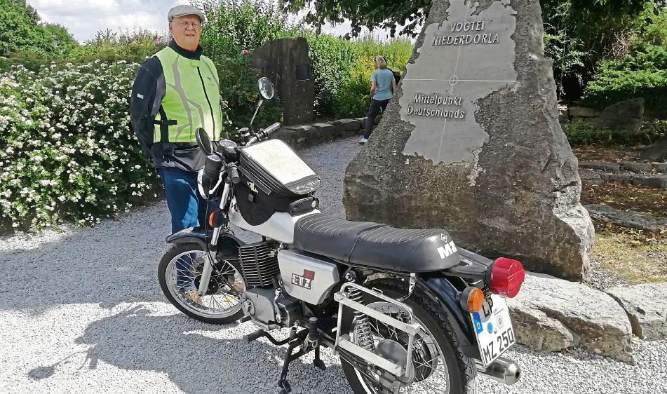 Bernd Schmidtmann aus Anröchte mit seiner DDR-Maschine MZ ETZ 250 am Mittelpunktstein im thüringischen Niederdorla.