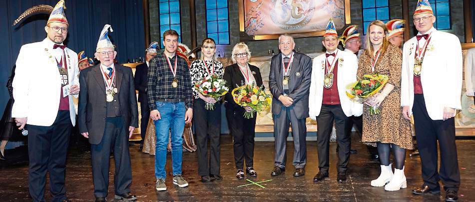 Auch für seine Tatkraft als Gründungsmitglied der KG Rüthen ehrte Präsident Benedikt Becker (l.) den Jubelprinzen Georg Henze (2.v.l.) Foto: Kloer