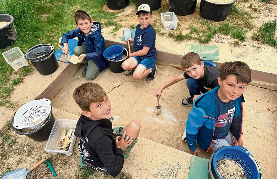Um Fossilien zu finden, mussten die Kids sorgsam vorgehen. Foto: Swetlana Ritter/Jugendzentrum Geseke.
