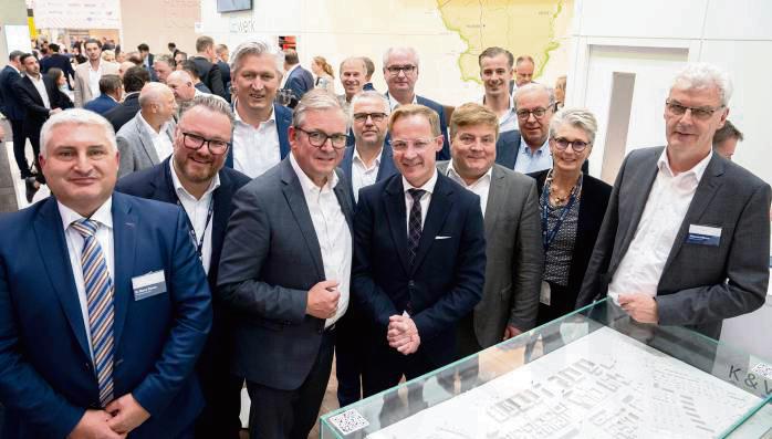 Am OWL-Stand mischte auch Lippstadts Bürgermeister Arne Moritz (4.v.r.) mit. Großes Thema in Paderborn, Bielefeld und Gütersloh sind übrigens Umnutzung früherer Militär-Flächen und Revitalisierung von Bestandsgebäuden.