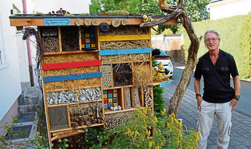 Seine Insektennisthilfe ist Hannes Brölemanns ganzer Stolz. Foto: Löseke