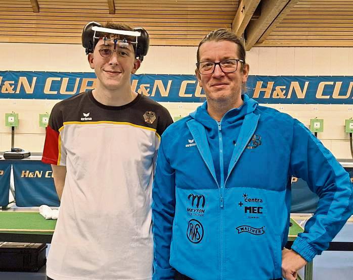 Sein Debüt im Nationaltrikot hätte kaum besser laufen können. So freute sich auch Trainer Enrico Abram (r.) zusammen mit Luke Winterton (l.) über die EM- Qualifikation des Pistolenschützen vom SSV BW Lipperbruch.