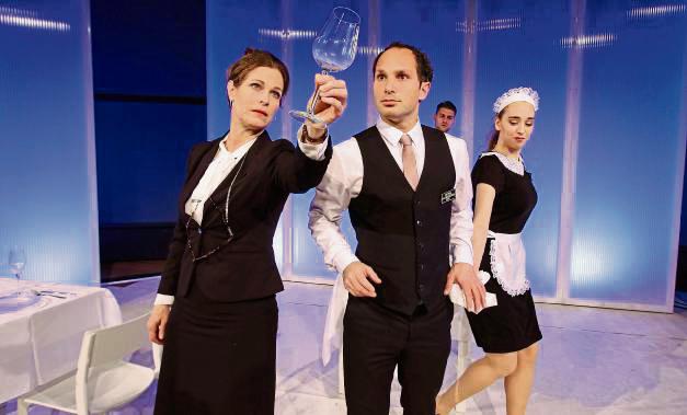Lässt sich nicht entmutigen: Saliya Kahawatte im Theaterstück „Mein Blinddate mit dem Leben“. Foto: Marina Maisel