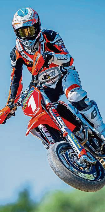 Jan Deitenbach kommt geflogen. Obwohl für den Geseker bei den Rennen in der Schweiz nicht alles rund lief, steht er weiter an der Spitze der internationalen Deutschen Supermoto-Meisterschaft. Foto: Mazzes Fotomatrix
