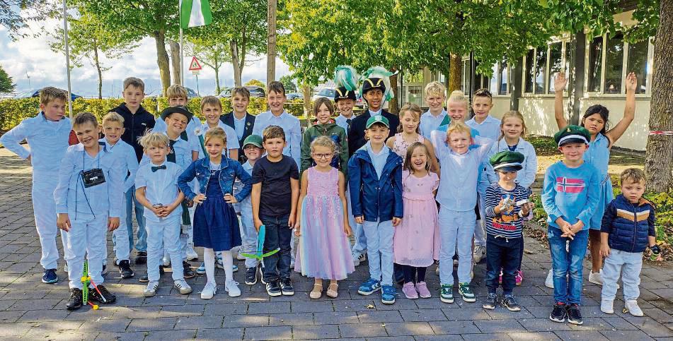 Strahlende Kinderaugen beim Kinderschützenfest in Kneblinghausen – und in der Mitte das neue Königspaar der Kinderschützen Hanna und Luca . Foto: Friedhelm Thomas