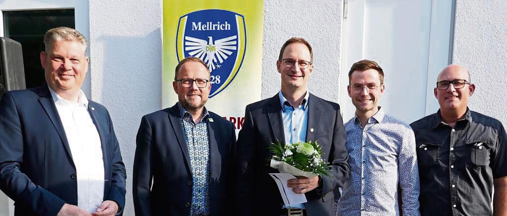 Über den Neubau des Multifunktionsgebäudes in Mellrich freuten sich (v.l.) MdL Jörg Blöming, Bürgermeister Alfred Schmidt, DJK-Vorsitzender Bernd Kühle, 2. Vorsitzender Marius Lehnen und 2. Geschäftsführer Clemens Cordes. Foto: Priesnitz