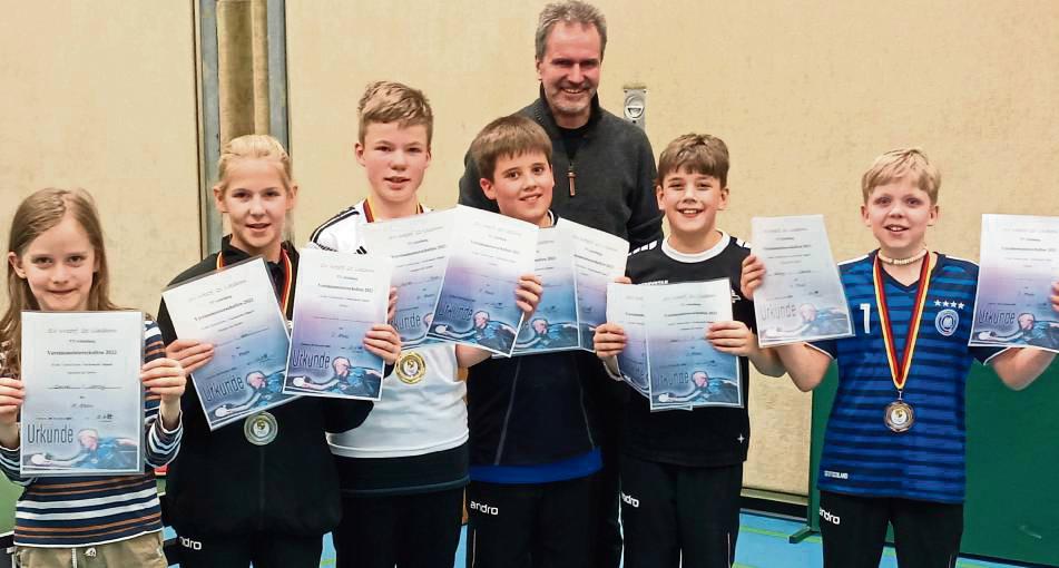 Auch der Nachwuchs kehrte nach langer Pause beim SV Bad Waldliesborn an die Tischtennisplatten zurück und kürte seine neuen Vereinsmeister (v.l.): Daniel Mehringer, Mia Haverkemper, Kilian Schmidt, Tom Kemper, Abteilungsleiter Ulli Möller, Leon Buschhoff und Lenny Duffe.