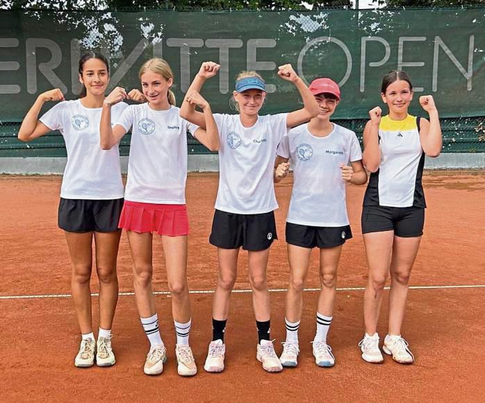 Sie haben es geschafft: Lara Cernea, Sophie Stiens, Charlotte Gellhaus, Margaretha Rutkowski und Sara Tepeneu von der U15 des TV Erwitte steigen in die Westfalenliga auf.