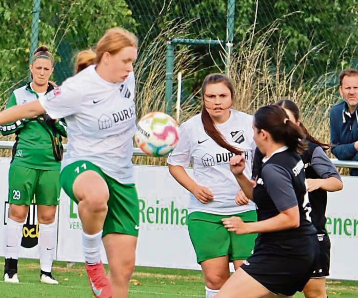 Rasanter Endspurt. Bis zur 82. Minute lag Stirpe (in Weiß) gegen Steinhagen noch 0:2 zurück, doch dann schlugen die Gastgeberinnen noch zweimal zu. Foto: Uwe Feichtinger