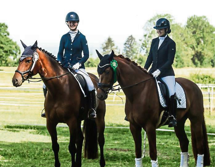 Ronja Stork (l.) vom Reiterverein Rüthen sicherte sich mit „Maxton“ Platz zwei in der Dressurreiterprüfung der Klasse A. Ebenfalls am Start war Julia Albrecht (r.).