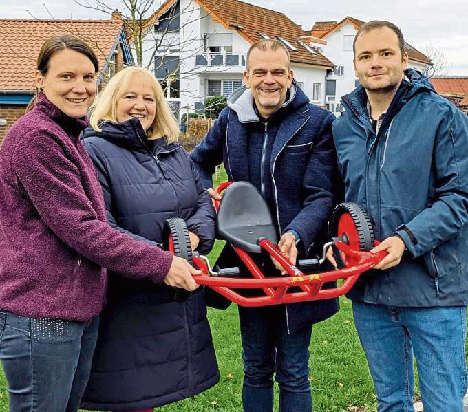 Waren bei der Swingcart-Übergabe dabei (v.l.): Maike Schäfers (Kreisverkehrswacht Soest), Annette Jacobs (Leiterin der Kita Blauland), Christoph Dohr (Provinzial Versicherung AG Münster) und Marvin Knaden (Provinzial Versicherung Anröchte).