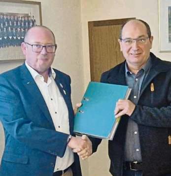 Stefan Grote (r.),Vorsitzender der Kirchspiel-Schützenbruderschaft Hörste, übernahm die Akten von Dirk Sauermann.