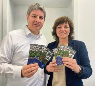 Bürgermeister Remco van der Velden und die Öffentlichkeitsbeauftragte Christiane Sonntag-Carl mit der Broschüre.
