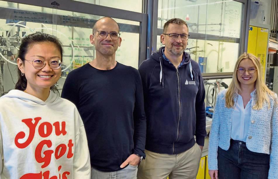 Forschen in Paderborn mit Lachgas, v.l.: Doktorandin Rundong Zhou, Prof. Dr. Jan Paradies, Prof. Dr. Thomas Werner und Doktorandin Viktorija Medvari.