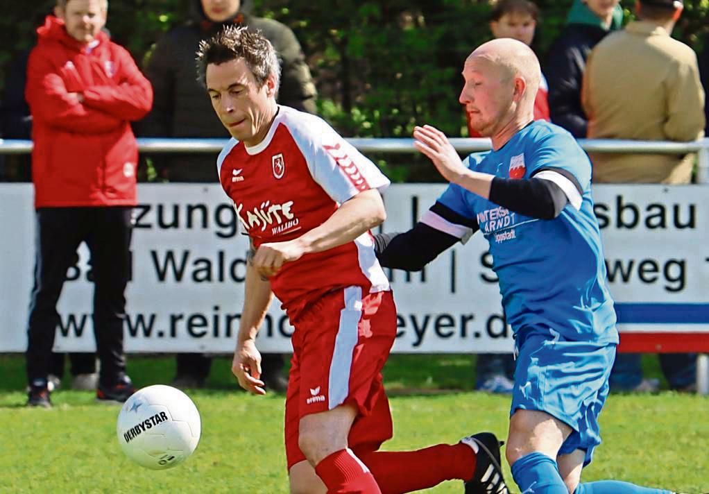 Keine Punkte zur Sportheim-Einweihung: Der SV Bad Waldliesborn (in Rot) unterlag der Lipperoder Reserve nach einem peinlichen Auftritt (O-Ton Knepper) mit 2:3. Foto: Feichtinger