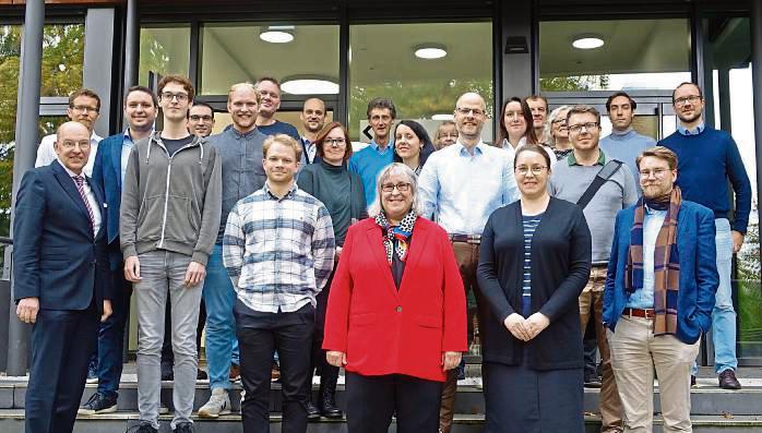 Kreisarchivarin Beatrix Pusch (vorn, Mitte) führte ihre Amtskollegen aus dem Arbeitskreis der nordrhein-westfälischen Kreisarchive durch die neuen Räumlichkeiten des Kreisarchivs in Soest. Foto: Knappkötter/ Kreis Soest