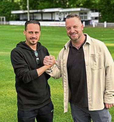 André Schürmann (r.), sportlicher Leiter bei SWO, heißt den neuen Trainer Alfredo Caporale willkommen.