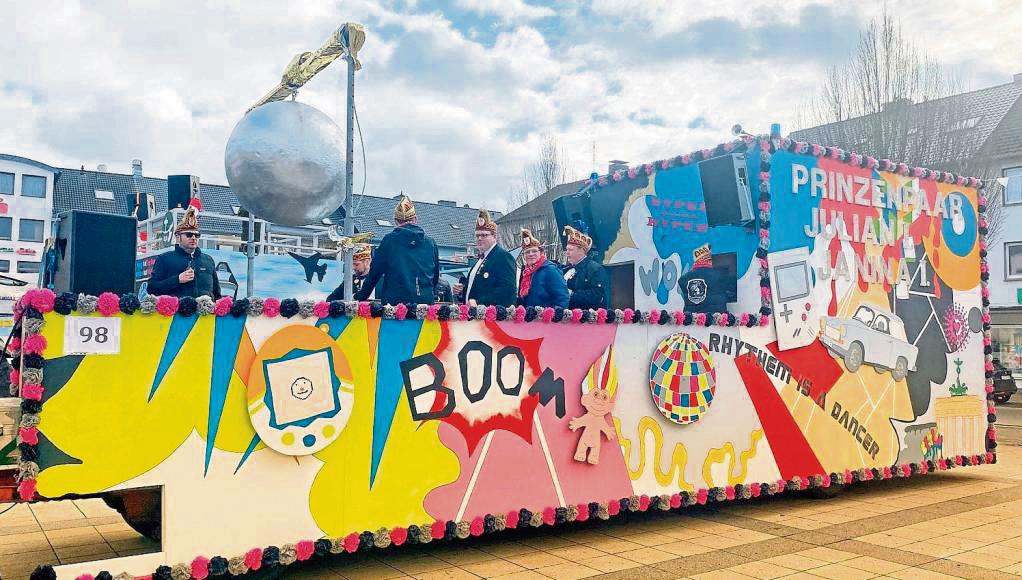 Im Stil der 90er mit Discokugel, Gameboy und knalligen Farben haben die Dreweraner beim Umzug in Belecke überzeugt und den ersten Platz gewonnen.
