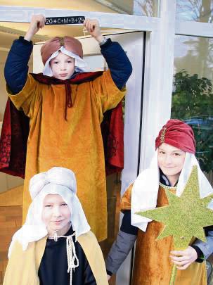 Letztes Jahr brachten die Sternsinger den Segen noch zum „Ersatzrathaus“. Archivfoto: Schönhense