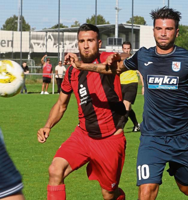 Oberligist SV Lippstadt, hier Hasan Dere (l.), empfängt den VfB Oldenburg zum fünften Test. Foto: Lütkehaus
