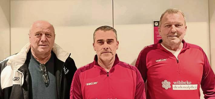 Bernd Schrewe (l.), sportlicher Leiter, und Reinhard Rehborn (r.), Sportvorstand beim SV 03 Geseke, stellten den neuen A-Jugendtrainer Alessandro Pannucci vor.