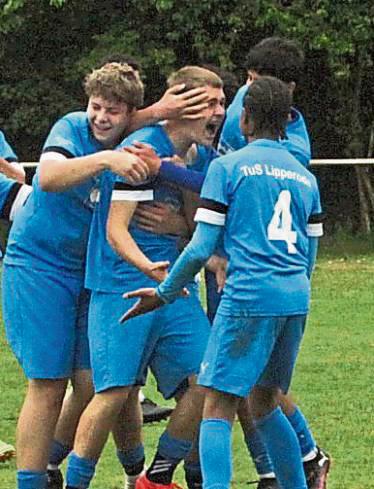 Die C-Junioren des TuS Lipperode bejubeln den 4:0-Erfolg über Warstein, der sie an die Tabellenspitze der Kreisliga A bringt. Foto: Dannhausen