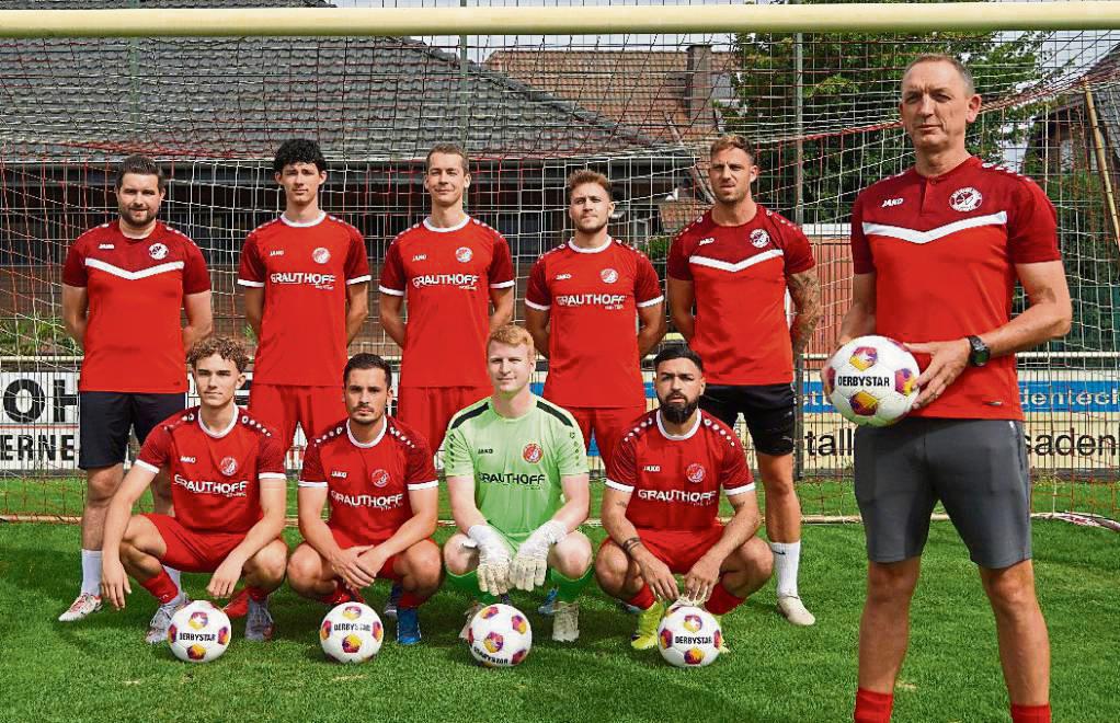 Mastholtes Trainer Dirk Sellemerten (vorne) begrüßte bei der offiziellen Vorstellung die Neuzugänge im Lager der Rot-Weißen: (h.v.l.) Marvin Thoms (Torwarttrainer), Manuel Gutzler, Maximilian Grieß, Luca Mazziotti, Marius Kröner (Co-Trainer), (v.v.l.) Marc Dammhorst, Angelo Campagna, Manuel Risse und Feim Vokshi. Foto: RW Mastholte