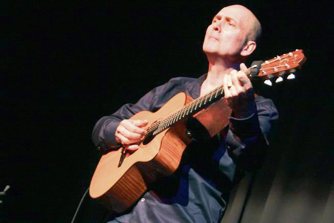 Der Rezitator und Musiker Oliver Steller bei seinem Gastspiel auf der Schlossbühne Overhagen. Foto: Helga Wissing