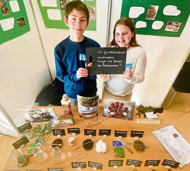 Krasse Kresse: Vincent Vollmer und Emma Klee (beide 12) von der Lippstädter Marienschule erforschten, dass Eierschalen der beste Dünger für Kresse sind.