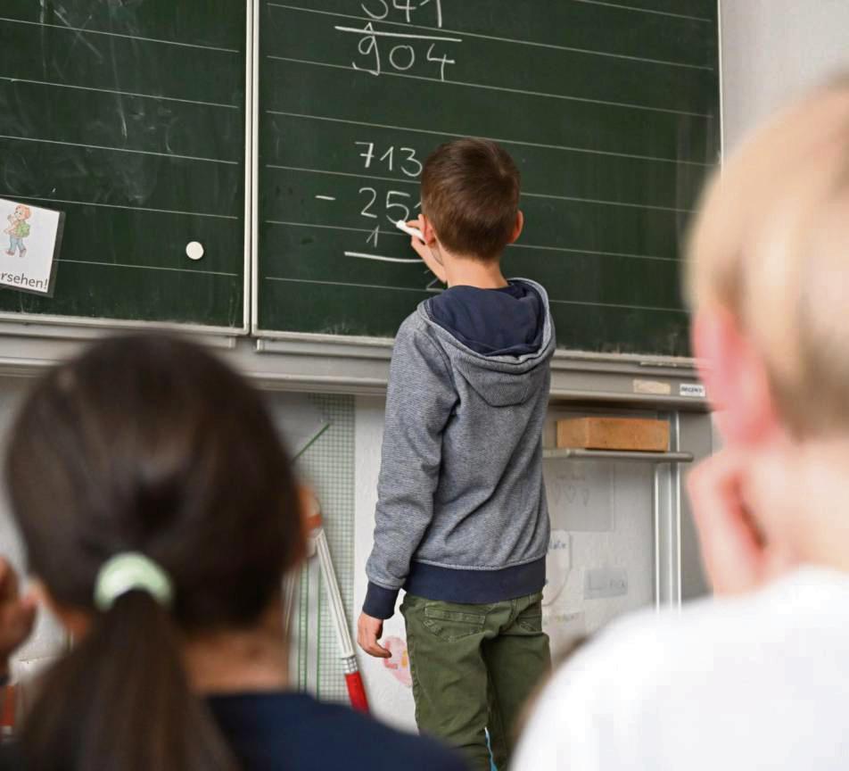 Wo vormittags unterrichtet und gelernt wird, findet an der Martinschule Cappel am Nachmittag auch die Betreuung der OGS-Kinder statt. Symbolfoto: dpa / Bernd WeißbrOD