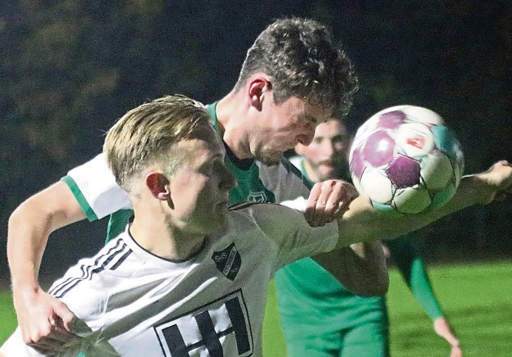 Ein Elfmeterschießen lag bereits ins der Luft, als Störmede gegen Cappel in der 93. Minute doch noch das 1:0 gelang, was den Einzug in Pokal-Viertelfinale bedeutete. Foto: Wiegand