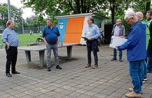 Abstecher nach Dedinghausen: Hier zeigt der Vorsitzende des Sportvereins, Oliver Scholz (2.v.l.), die Sportanlage.