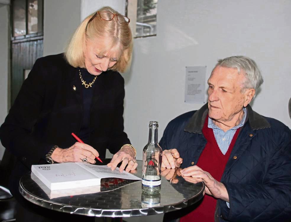 Nach dem Werkstatt-Gespräch über Art Spiegelman’s Comic „Maus“ signierten die Übersetzer Christine Brinck und Josef Joffe noch fleißig Bücher. Foto: Meschede