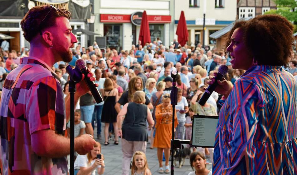 Sorgte schon im letzten Jahr für richtig gute Stimmung: Das Soul-Lounge-Dance-Quartett um die beiden Sänger Filippo Grasso und Chananja Schulz. Archivfoto: Kossack