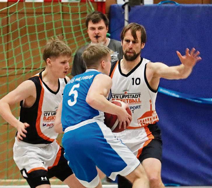Auf Erfolgskurs bleiben die Basketballer des LTV Lippstadt (in Weiß). Sie besiegten Hiltrup mit 68:62. Foto: Uwe Feichtinger