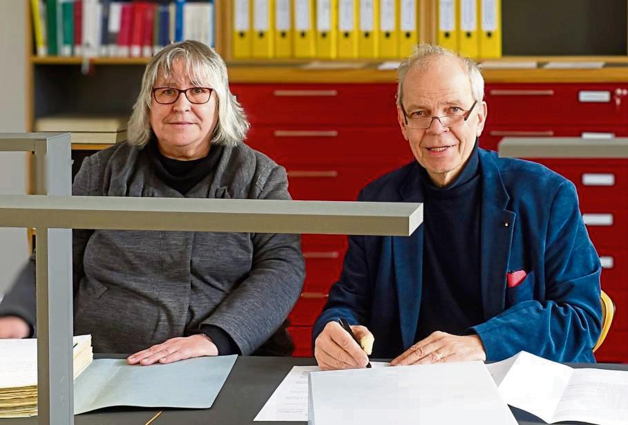 Professor Dr. Christoph Stiegemann und Kreisarchivarin Beatrix Pusch bei der Vertragsunterzeichnung. Foto: Zwitzers (Kreis Soest)
